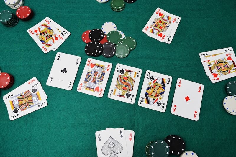 huong-dan-choi-poker-chi-tiet-ve-bo-dung-cu-va-thiet-lap-ban-cuoc